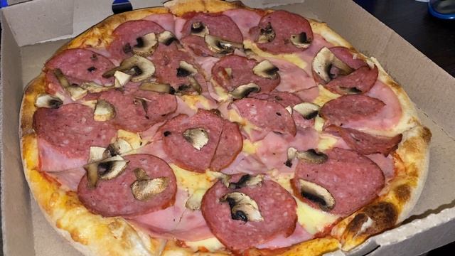 Пицца с колбасой