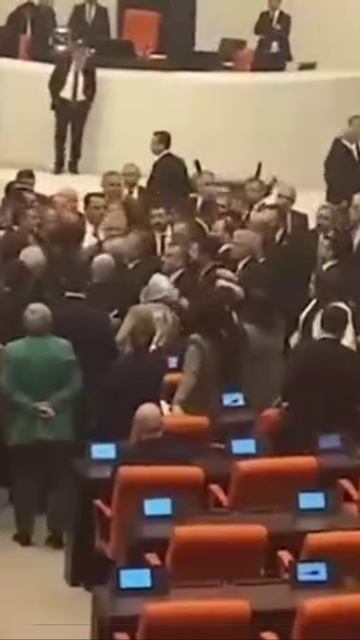 Протесты в Турции перешли в парламент