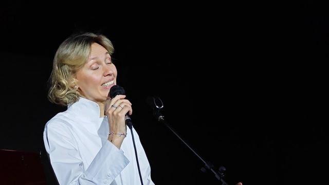 Анна Сеничева - "Мой март упрямо не носит шапку"