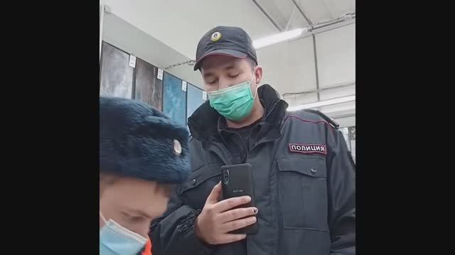 Как полицейские Галун Машевский клей отнимали.