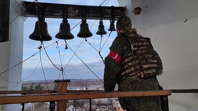 Колокольный звон над освобожденной слободой Замостье, Суджанский район Курской области.