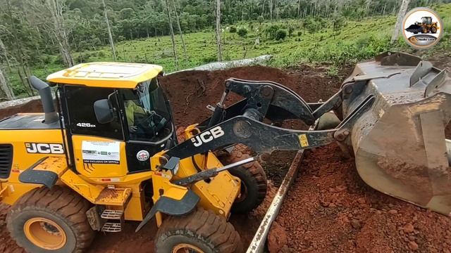 PÁ CARREGADEIRA JCB 426ZX TRABALHANDO NO CARREGAMENTO DE CAÇAMBA