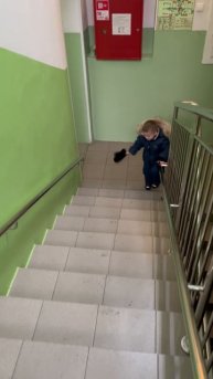 Володя идёт по лестнице в группу. Детский сад