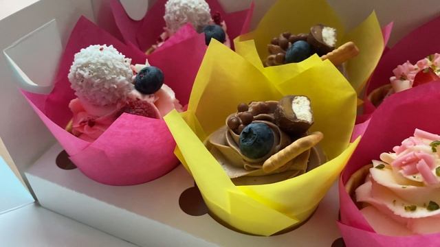 Капкейки с клубникой и черникой