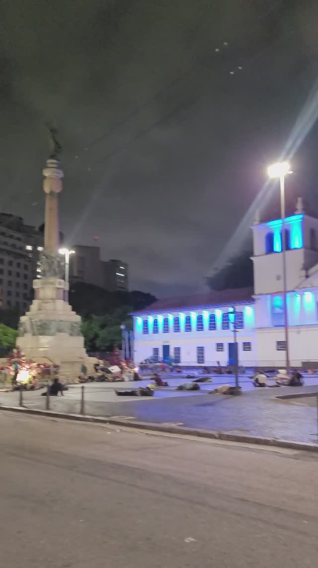 Бомжатник в центре Сан-Паулу, Бразилия. Днём бомжей на площади нет)