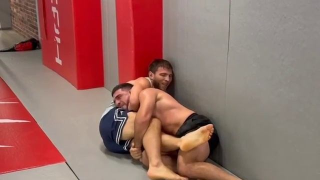 🔥Торнике Сванидзе зарубился по грепплингу против Марифа Пираева.