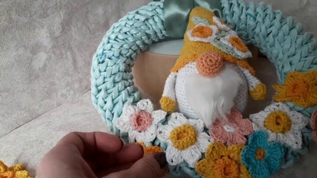 Весенний венок с гномом и нарциссами.