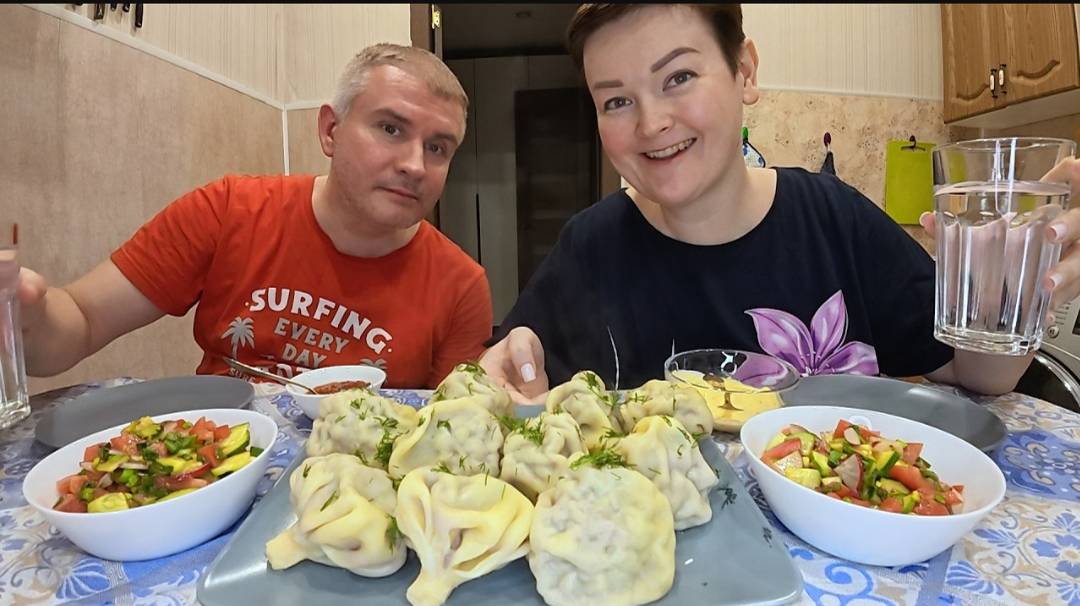 Мукбанг объедаемся домашними ХИНКАЛИ! Вован КАЙФУЕТ, не может ОСТАНОВИТЬСЯ) Семейный ужин в России