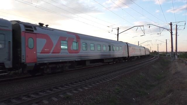 ЭП1М-502 с поездом №084М Москва — Адлер прибывает на станцию Миллерово