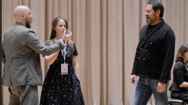 Сравните пение не полностью на дыхании и почувствуйте,как петь полностью на дыхании.