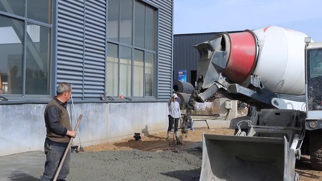 Luzun Self Loading Concrete Mixer Producing Concrete