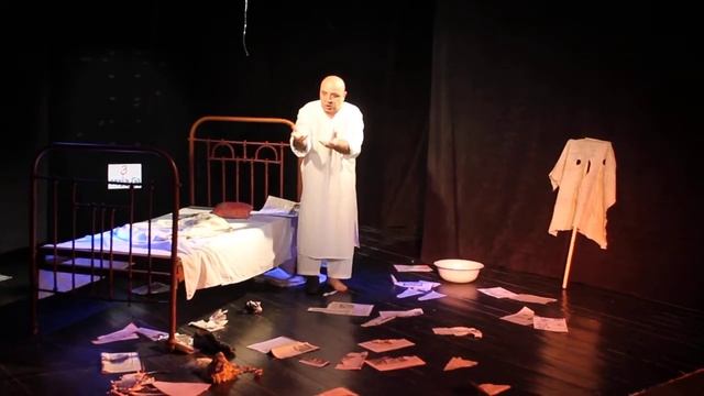 Азербайджанский государственный театр юного зрителя. Моноспектакль «Записки сумасшедшего».
