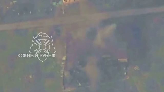 Кадры объективного контроля уничтожения Южной группировкой войск, пункта временной дислокации ВС...