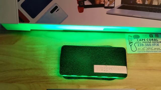 Using the Qianli iSee 2 green light to spot the dust and to apply Protective films