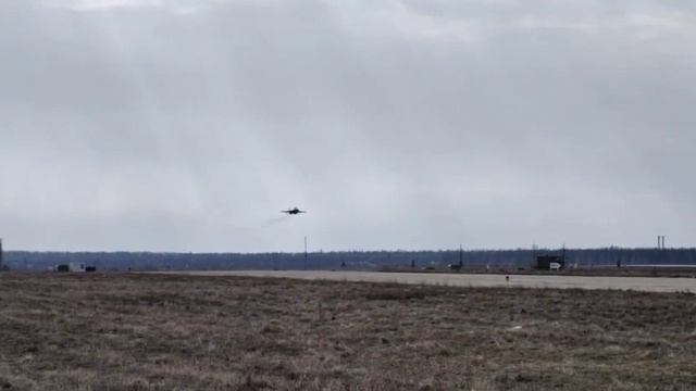 Завораживающие кадры посадки Су-34 без шасси
