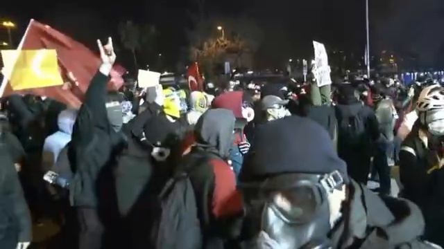 22-03-2025 В Турции продолжаются массовые протесты в поддержку задержанного мэра Стамбула Экрема Има