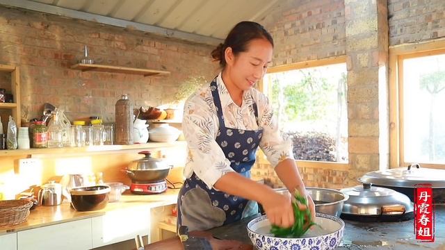 【丹霞春姐】谷子地拔苦菜，春姐做炝拌苦菜，搭配空心面，营养美味