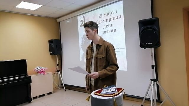 Встреча клуба "21", посвященная Дню поэзии. Павел Раков читает стихотворение "Из Суджи".