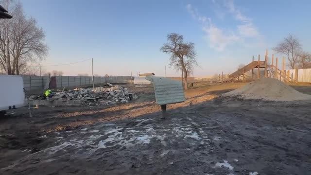 Подготавливаем дом к ремонту. Убираем горы мусора. Едем в гости. Жизнь простых людей в деревне.