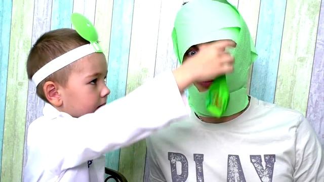 Рома играет в доктора и лечит своих друзей