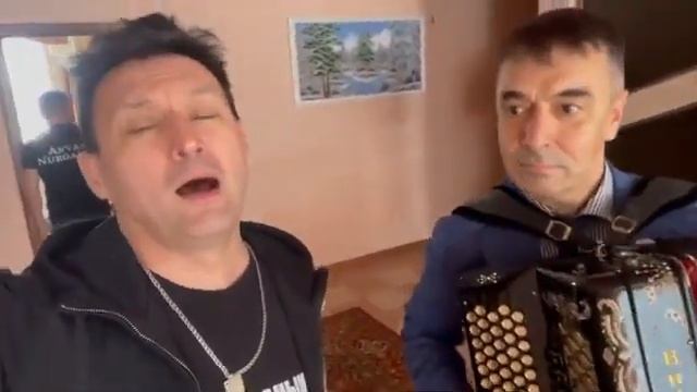 Әнвәр Нургалиев гармунга җырлый, искиткеч тавыш!