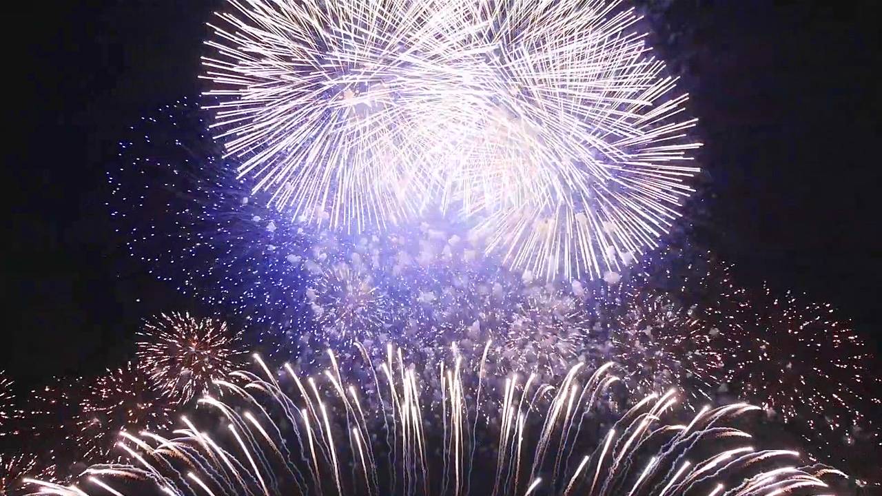 Зрелищный фейерверк в Японии