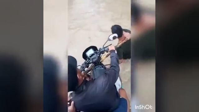 Malaki ang baha pero tumawid paren kami. Skygo Lang malakas