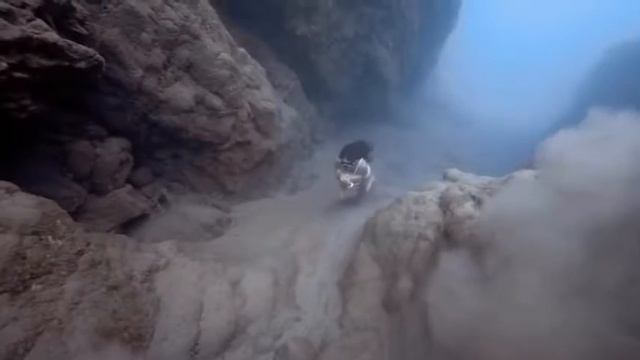 Забег с камнем по дну океана