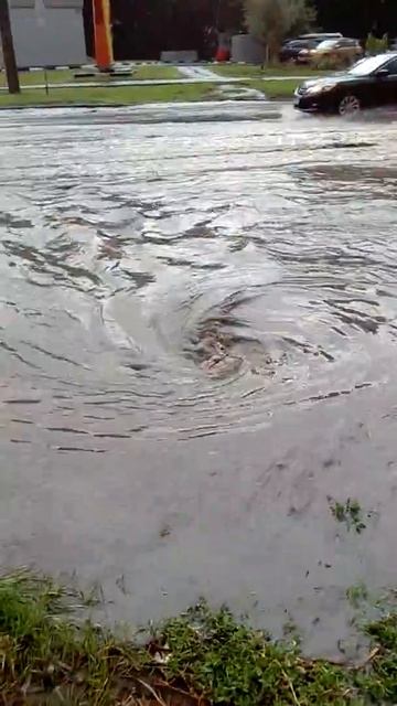 глубокий водоворот в ливневке - последствия ливня в рнд 4 авг. 2019г