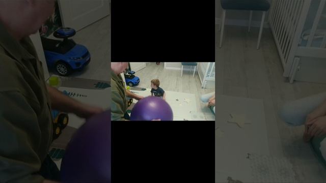 Малыш играет разными мячами.