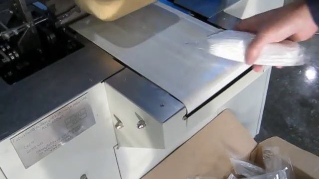Упаковка на Горизонтальной упаковочной машине ALD-600WX ( с губками сопровождения и гассетом)