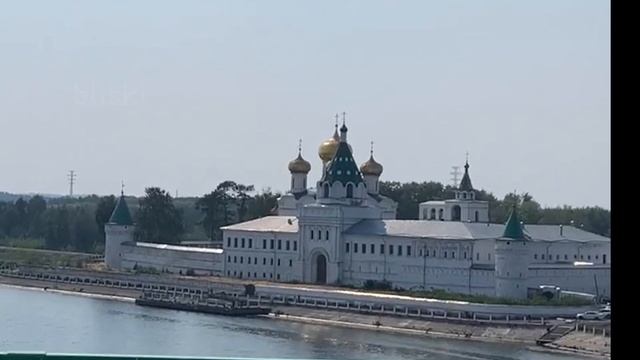 Вид с моста на Свято-Троицкий Ипатьевский монастырь на берегу реки Костромы