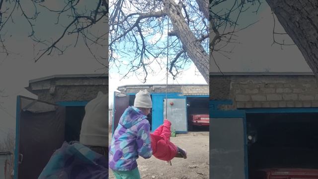 катаемся сестрой на качеле