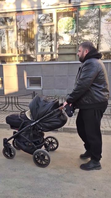 Идут с мамкой в пункт выдачи 😎 #топольские #семья #юмор