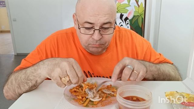 Мукбанг на работе. Ножки с макаронами в сырно-томатном соусе, лечо, рахат лукум и чай. Умные дураки.