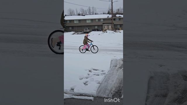 Катаюсь на велике по снегу🤣
