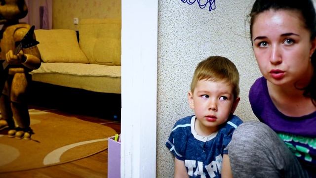 Рома и мама прячутся от МИШКИ ФРЕДДИ в Реальной Жизни!