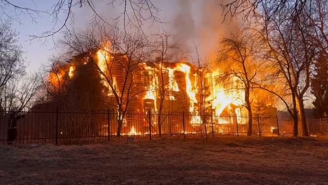 В старой усадьбе Лямина в подмосковной Ярхоме крупный пожар

Рядом находятся деревянные дома и школа
