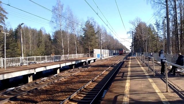 Пассажирский электровоз с поездом-лабораторией