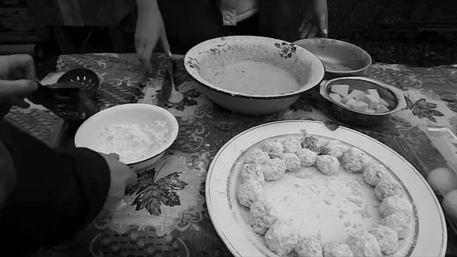 Сырные шарики и сырные кубики в казане на костре/Cheese balls and cheese cubes