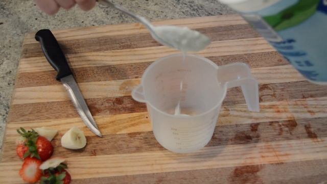 How to Make a Strawberry Banana Smoothie (EASY!)