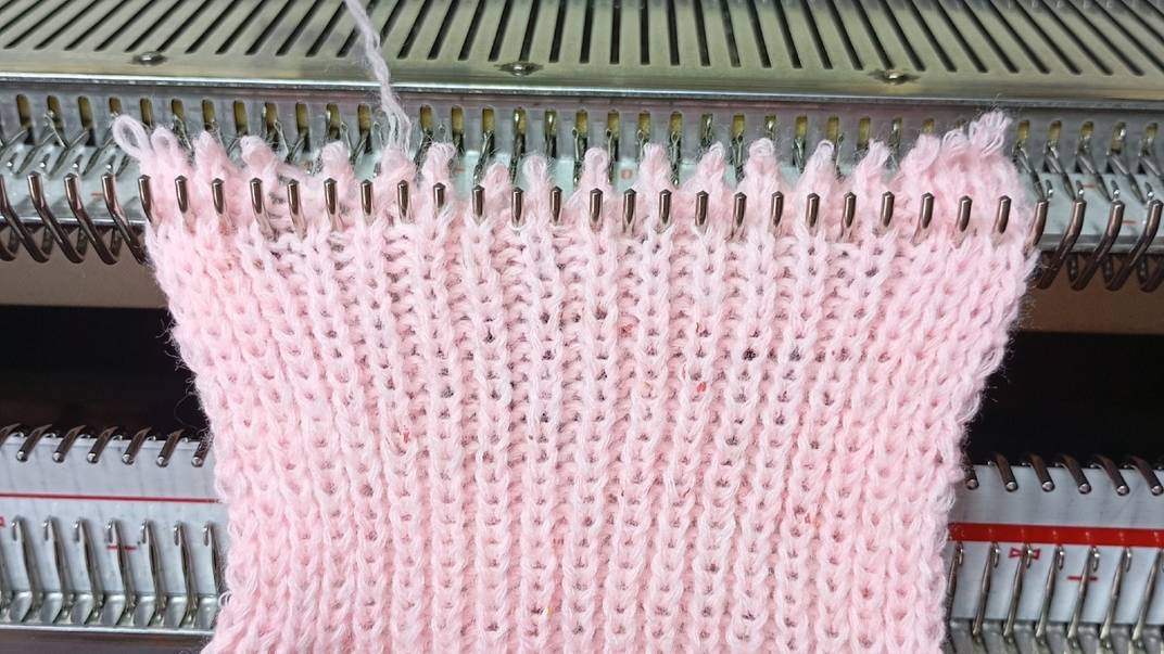 Как связать резинку 1*1 на двухфонтурной вязальной машине?