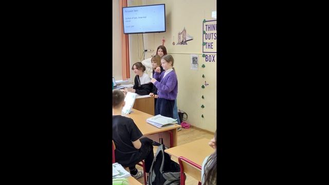 День Святого Патрика в красном здании школы 1505