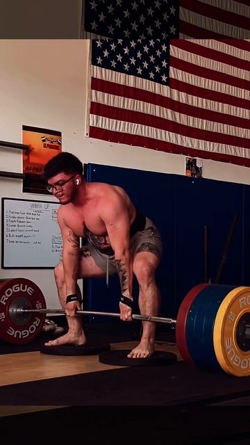 Some easy deficit pulls with 495lbs
