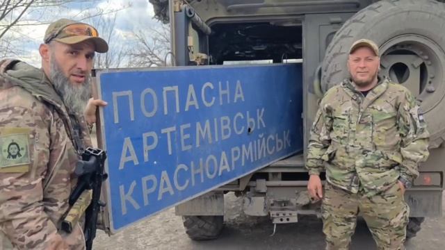 Утилизация украинских табличек в ДНР с целью замены на российские. Это правильное - следы Украин...