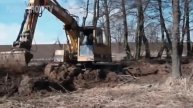 Тяжелая техника месит грязь.