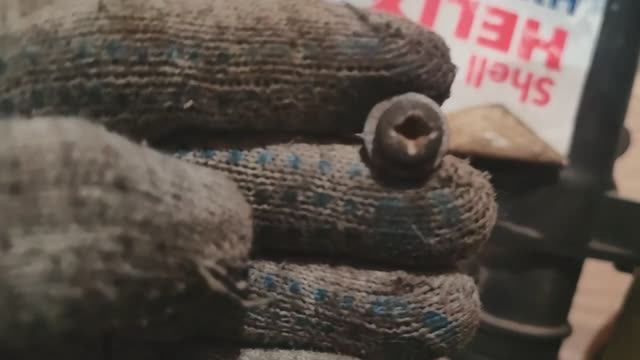 Замена винтов на корпусе воздушного фильтра ваз 2110-12 на шестигранные болты.