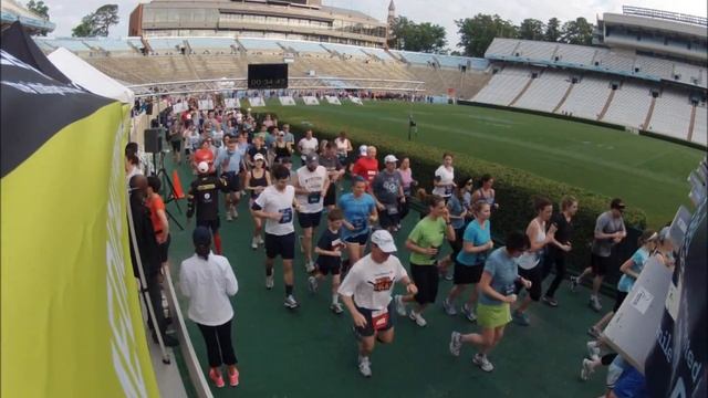 Timelapse - Tar Heel 4 Mile Run start with Meb Keflezighi supporting the runners