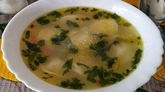 Куриный бульон с пельменями