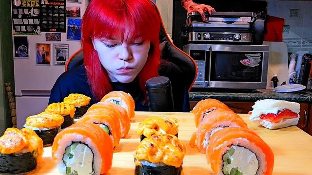 Мукбанг | Суши Роллы и Сэндвич с клубникой | Обжор Асмр
